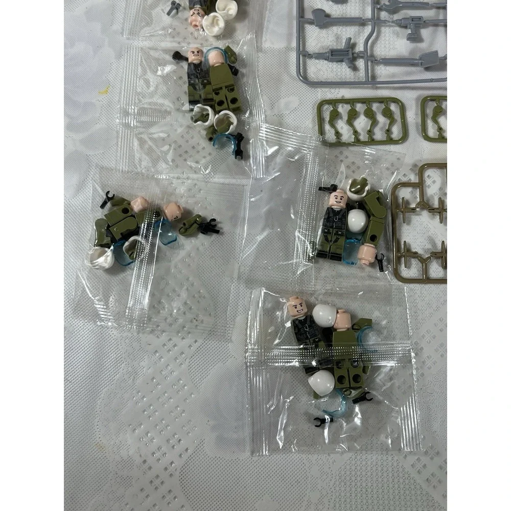 Knockoff Military -theme Building Block Figures And Accesories